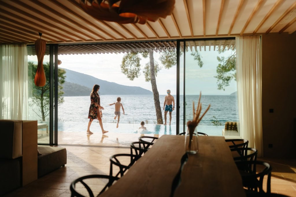 Maslina Resort Familie auf der Terrasse mit Meerblick und Bergen