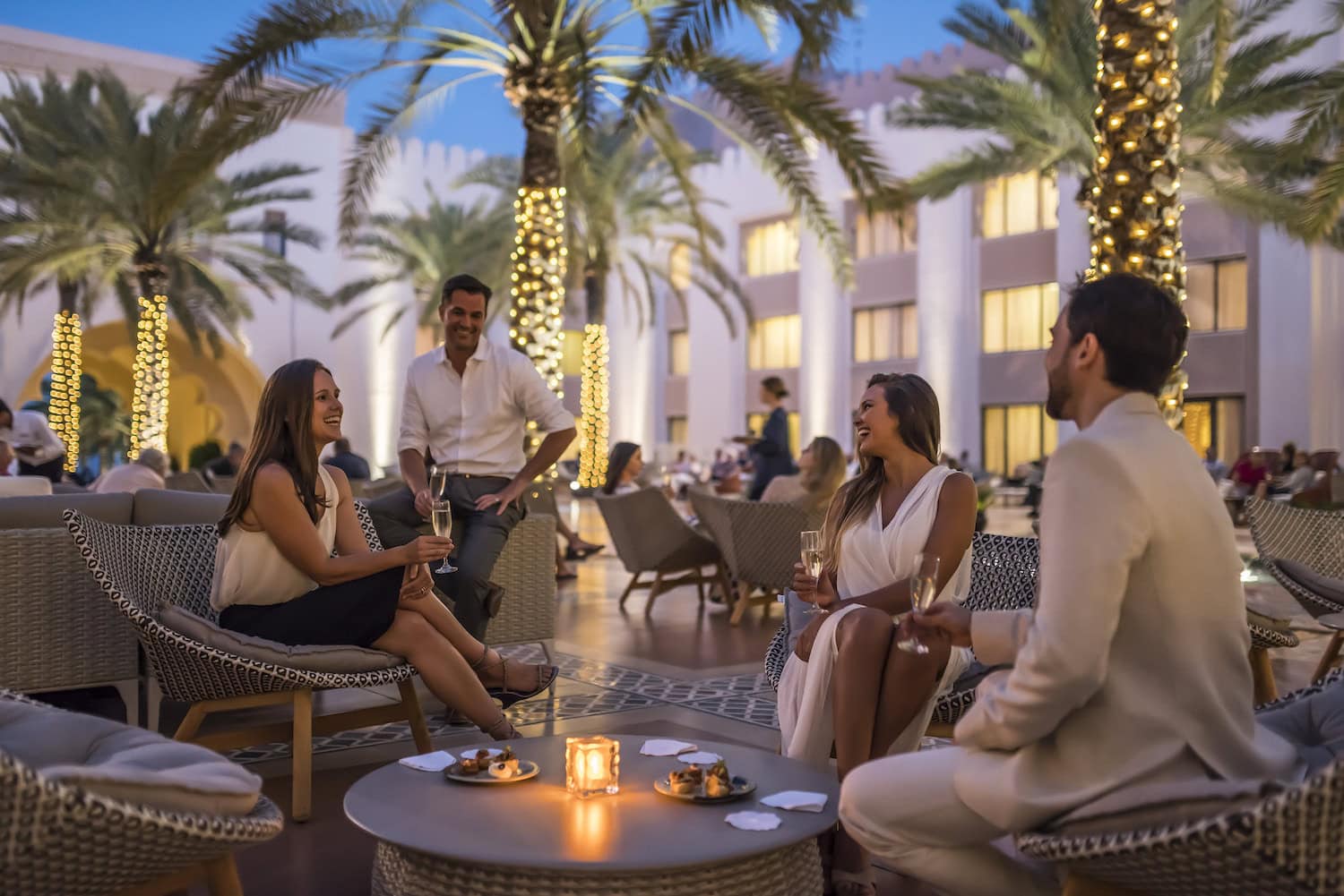Menschen in der Bar im Shangri-La in Oman