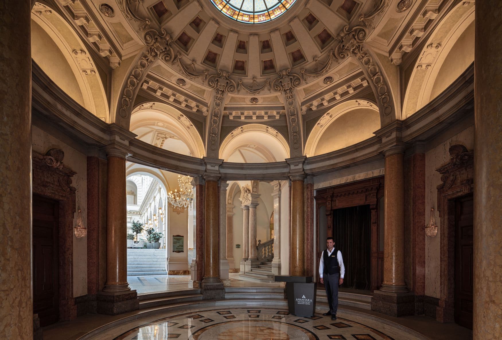 Eingangshalle im Anantara Budapest Hotel