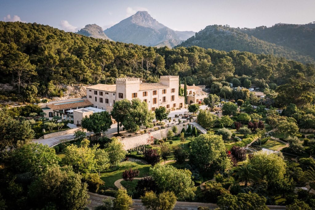 Castell Son Claret inmitten der Natur mit Berg im Hintergrund