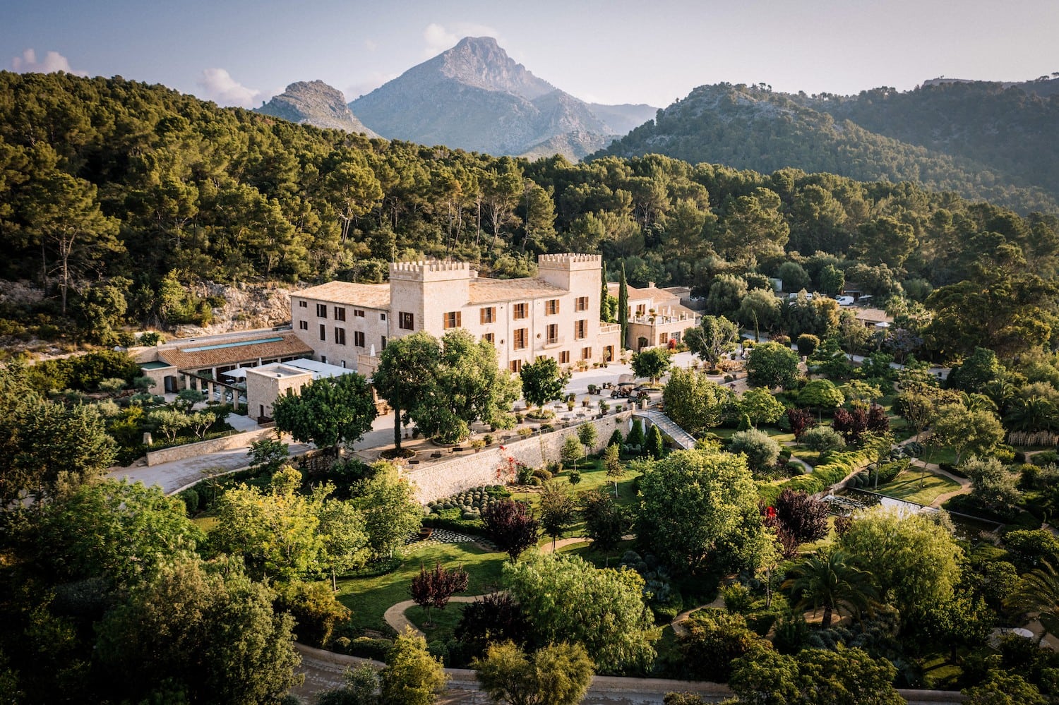 Castell Son Claret inmitten der Natur mit Berg im Hintergrund