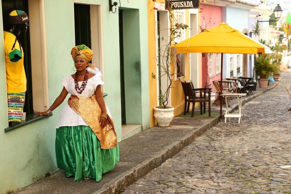 Frau in einer Gasse in Salvador da Bahia