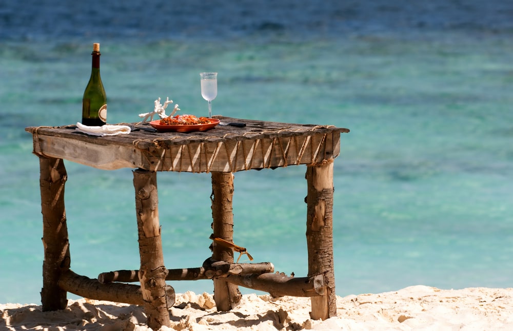 Holztisch am Meer