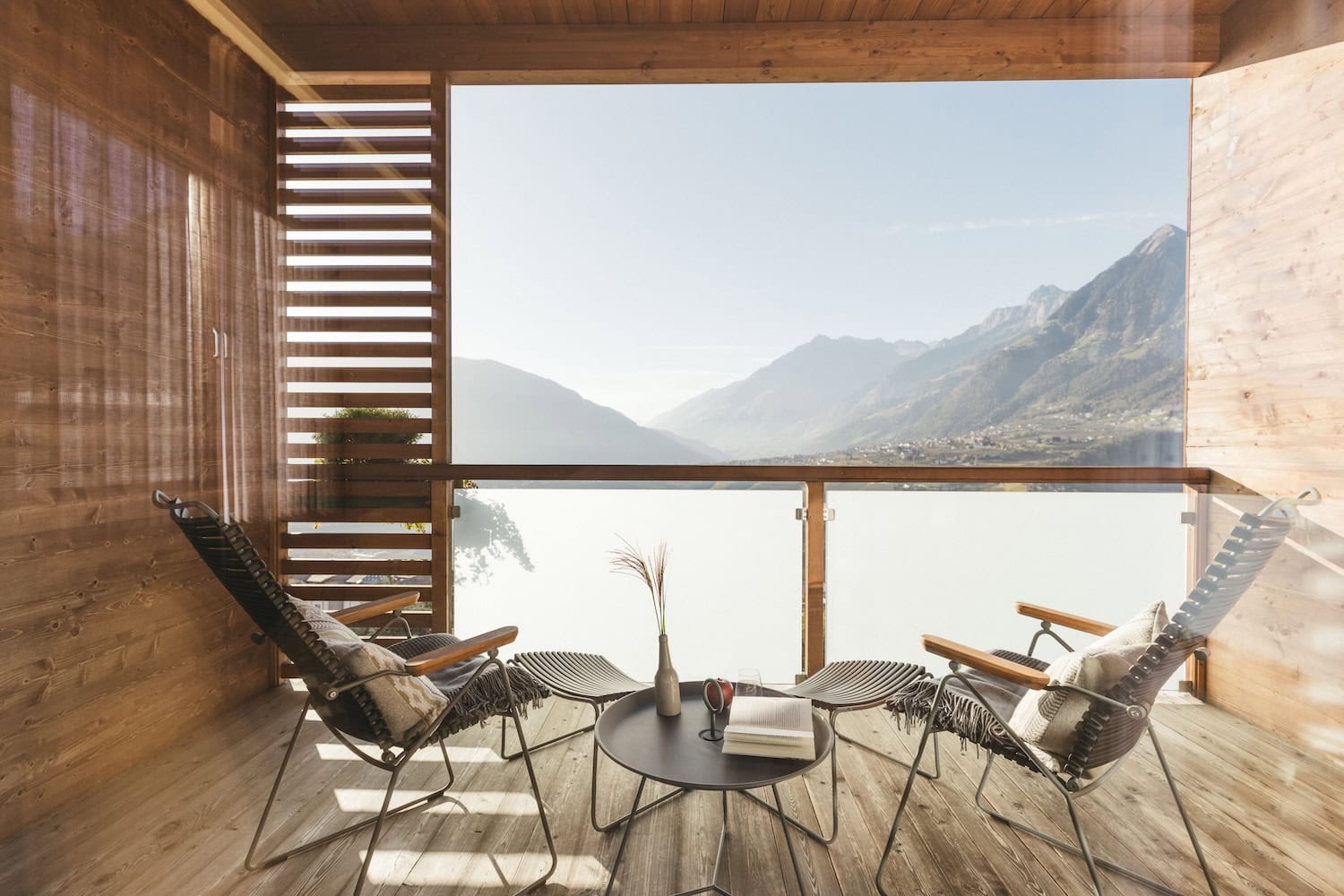 Hotel Hohenwart Ausblick von einer holzverkleideten Terrasse auf das Bergpanorama Südtirols