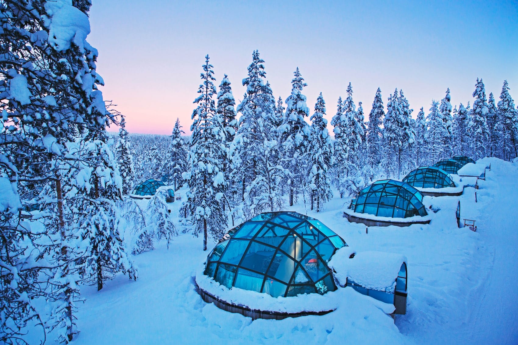 In diesen Glasiglus in Finnland stehen tolle Nordlichterlebnisse auf dem Programm.