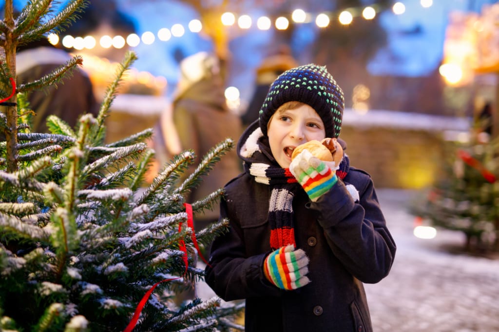 Kind auf Weihnachtsmarkt