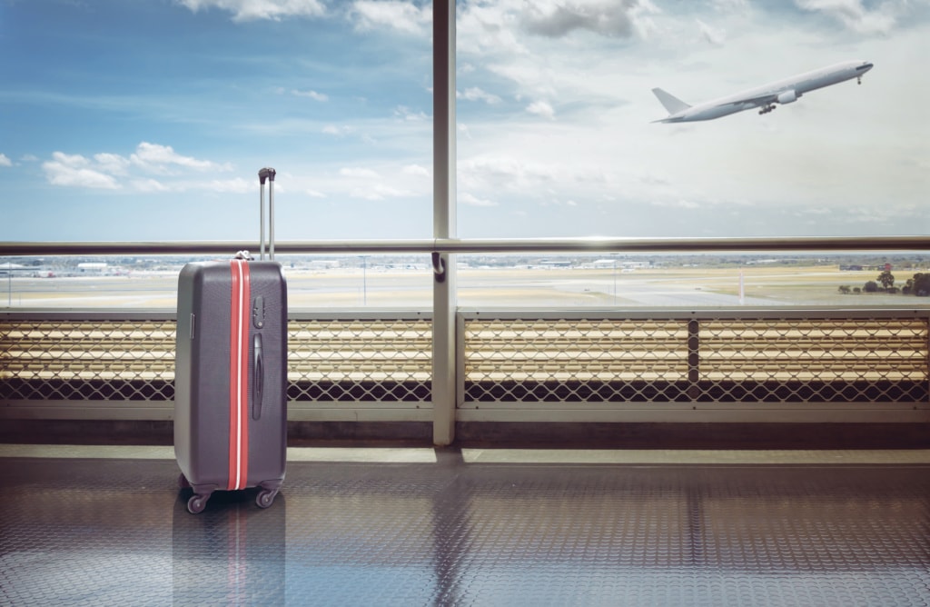 Koffer am Gate im Flughafen