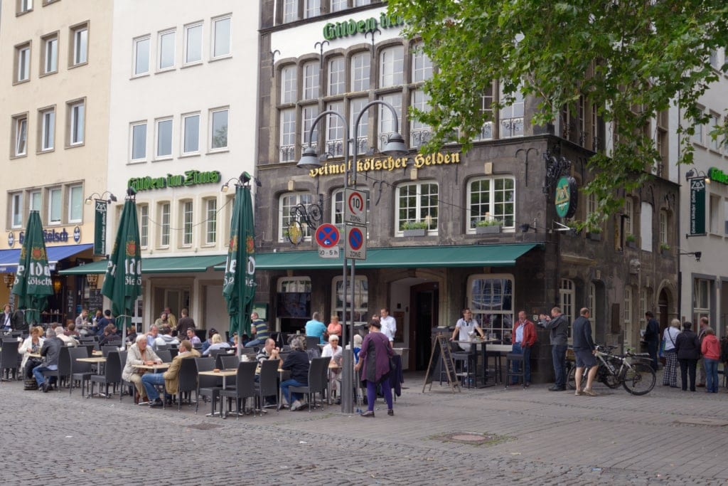 Terrasse eines Brauhauses in Köln auf dem Heumarkt