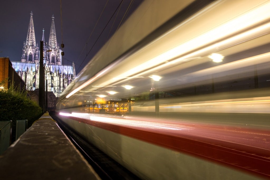 ICE auf der Fahrt in den Kölner Hbf