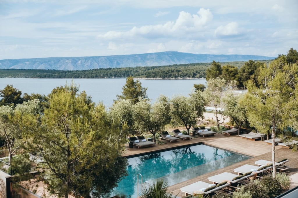 Tiefgrüne Nadelbäume und kristallklares Meer: Das Maslina Resort in Kroatien ist entspannter Luxus in mediterraner Kulisse.