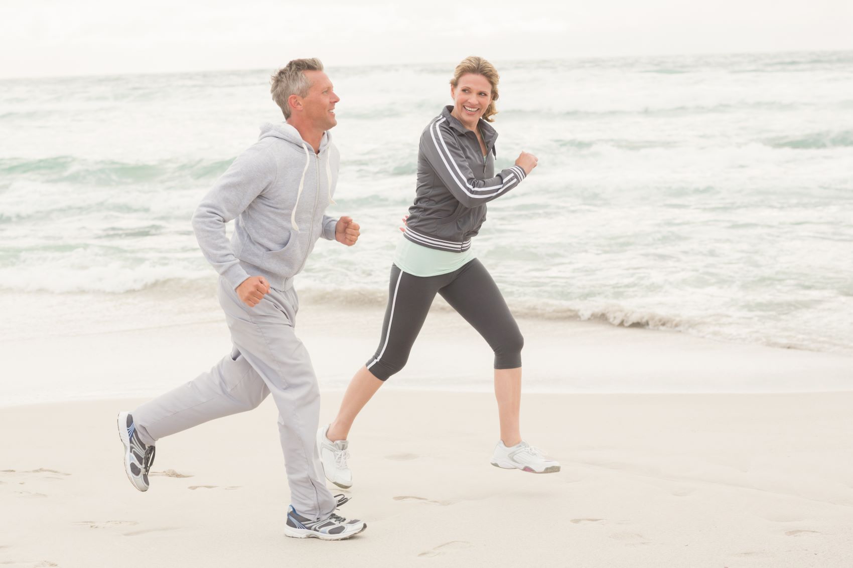 Paar joggend am Strand