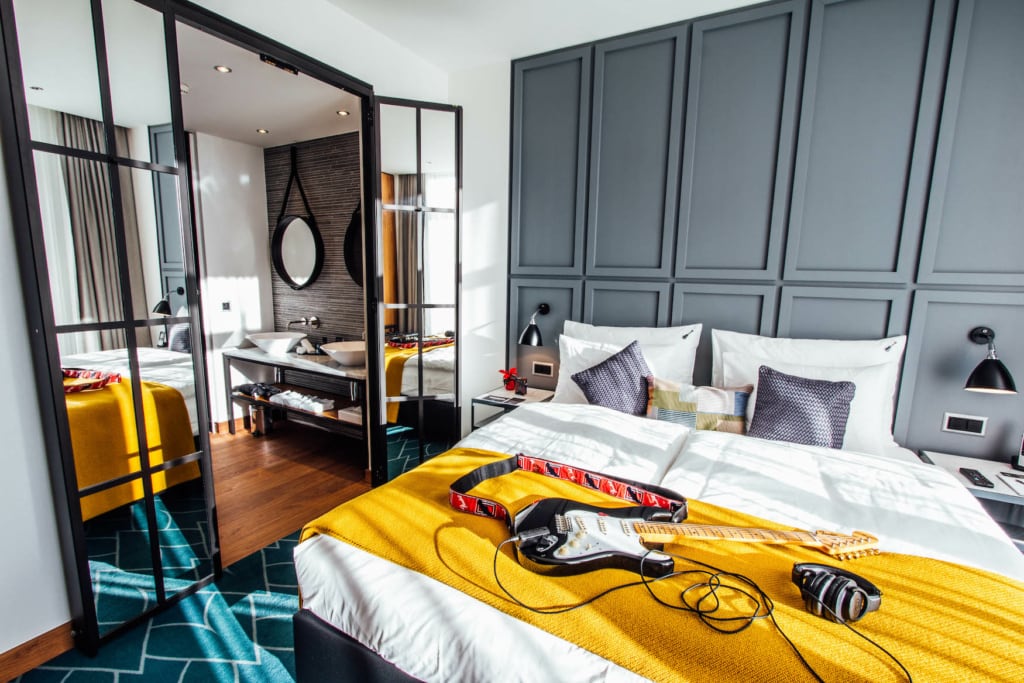 Hard Rock Hotel Davos Bett mit Gitarre