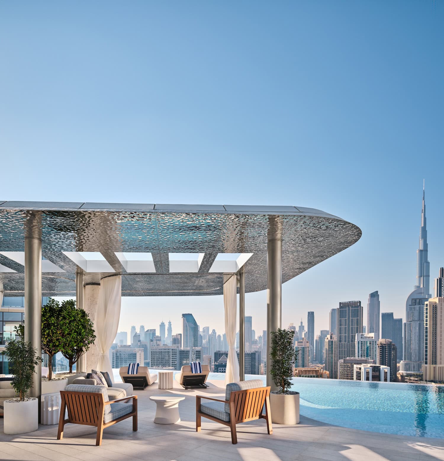 Pool auf dem Dach des The Lana, a Dorchester Collection in Dubai