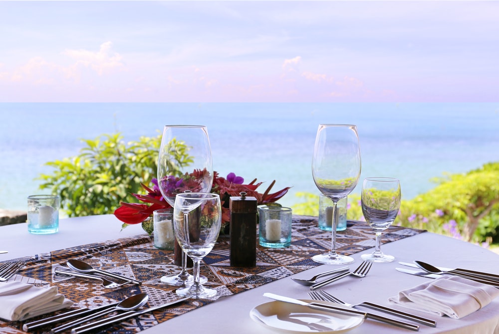 Restaurant-Tisch am Strand