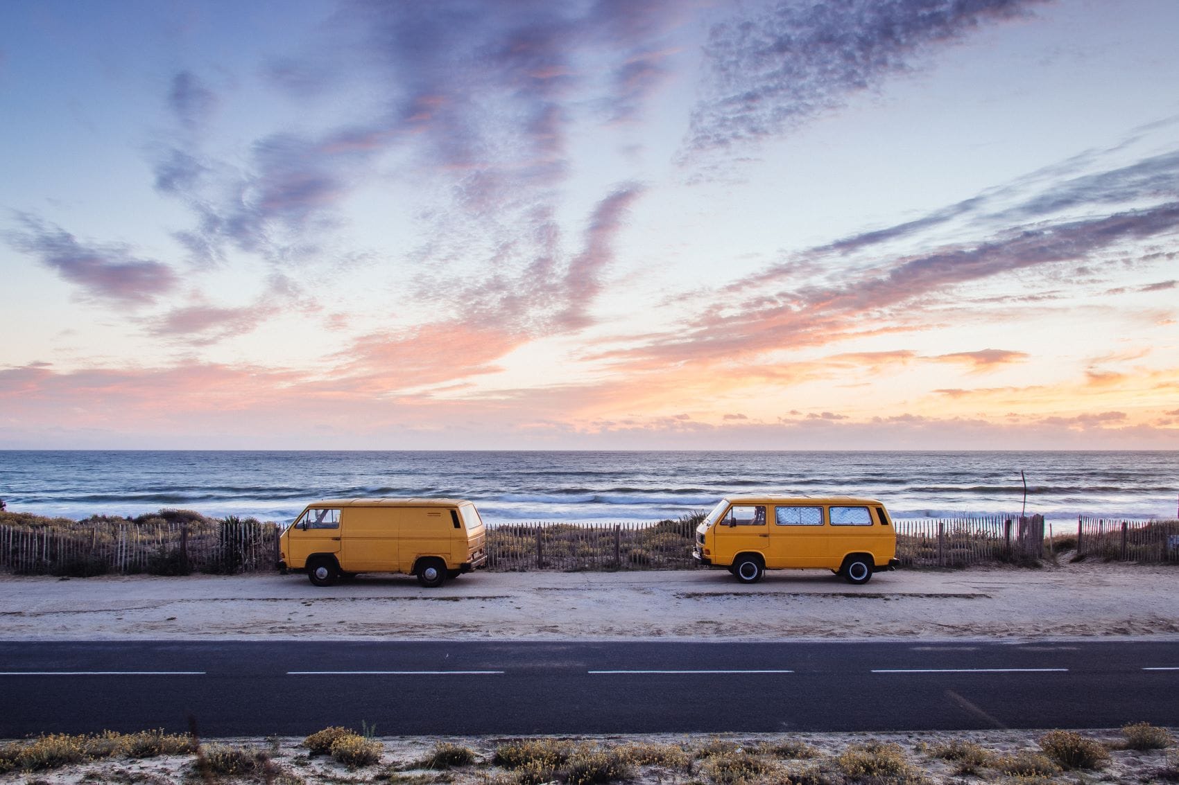 Vans am Strand Montalivet in Frankreich