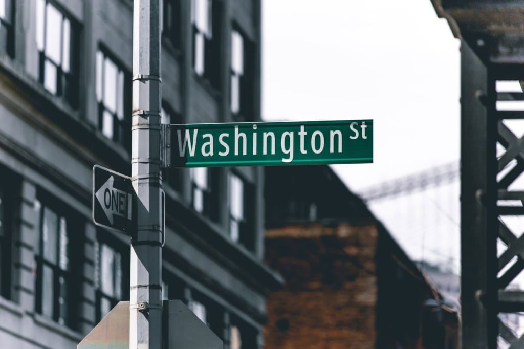 Straßenschild mit Aufschrift Washington St