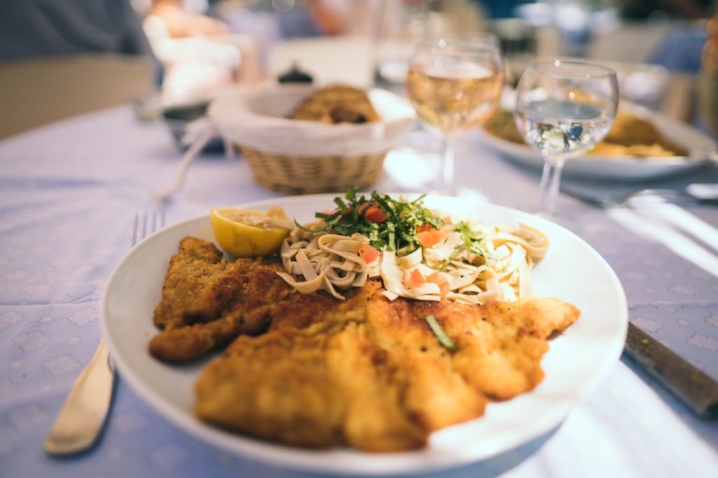 Teller Wiener Schnitzel auf Tisch