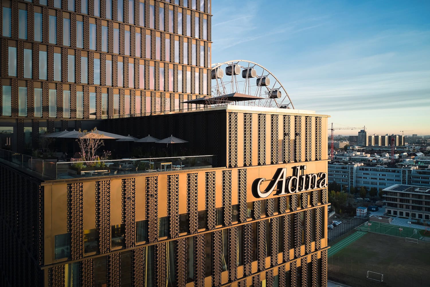 Außenfasse des Adina Hotels in München im Abendlicht