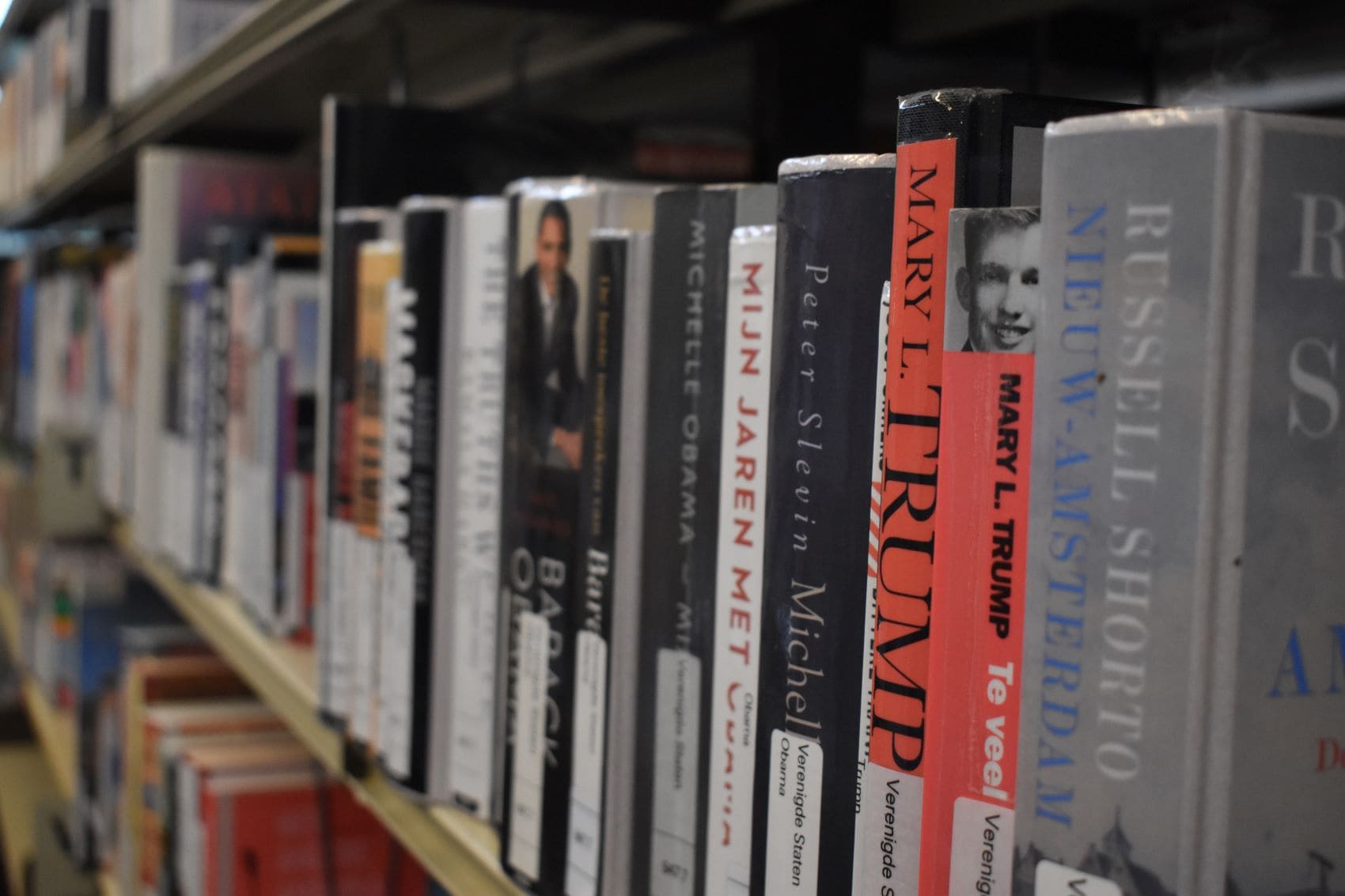 Holländische Bücher im Regal 