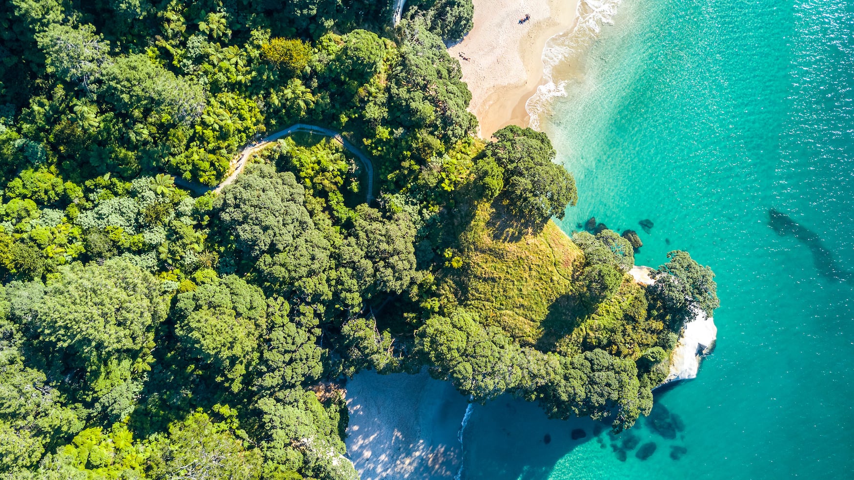 Drohnenansicht der Küste in Neuseeland