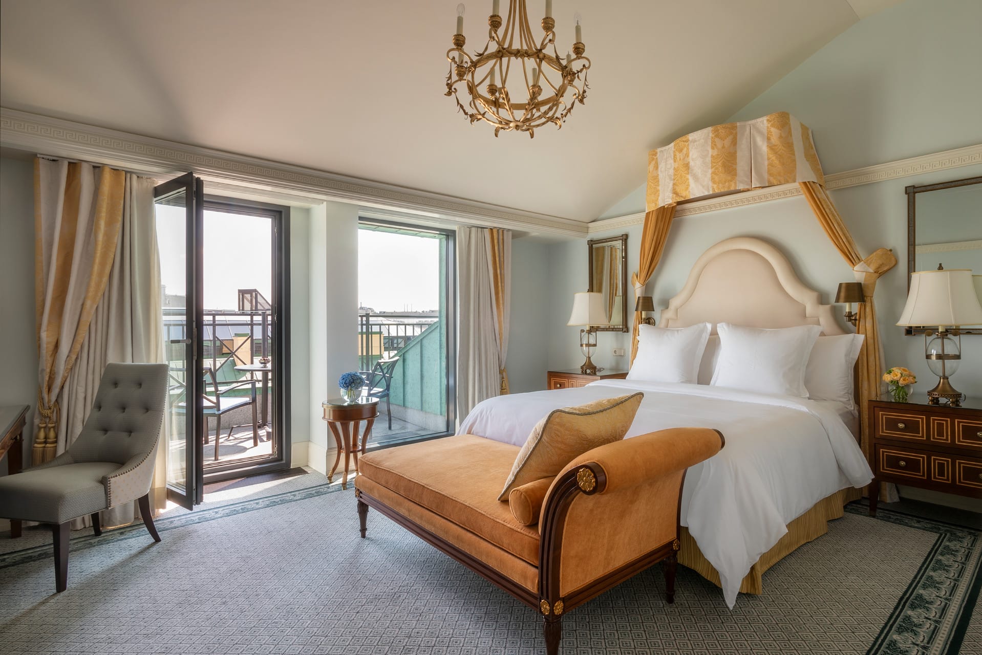 Hotelzimmer im Four Seasons Lion Palace mit Terrasse
