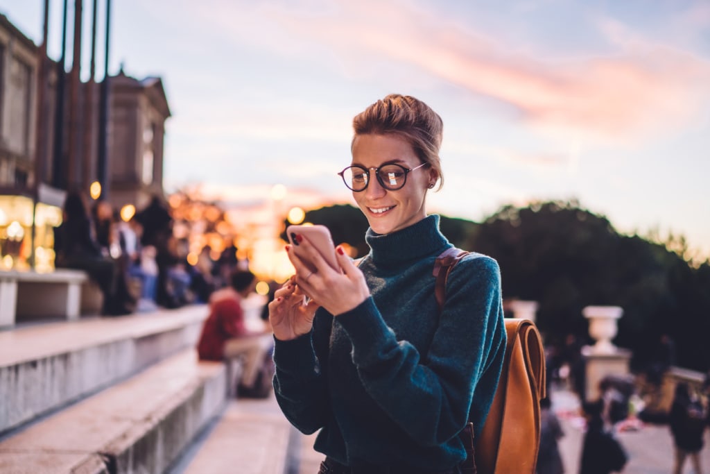 Apps für den Urlaub: Frau mit Smartphone