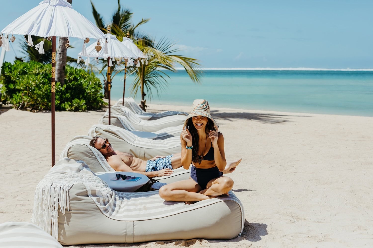 Paar am Strand im Heritage Awali Spa and Golf Resort