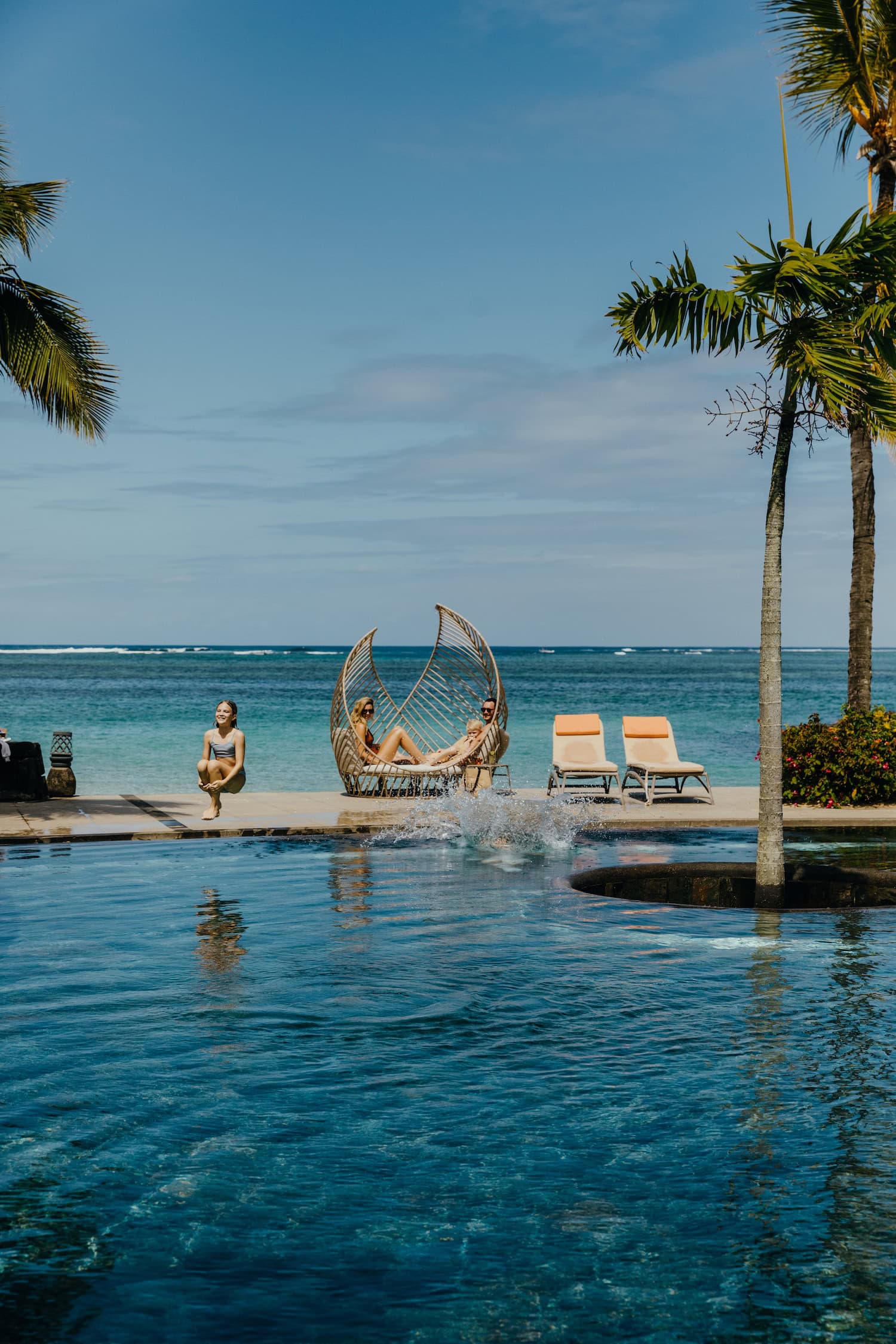 Familie am Pool im Heritage Awali Spa and Golf Resort