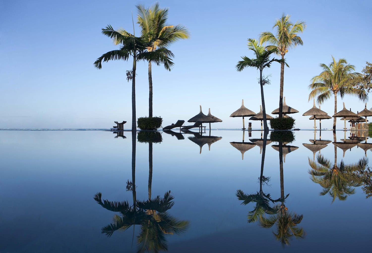 Spiegelung im Pool des Heritage Awali Golf and Spa Resort