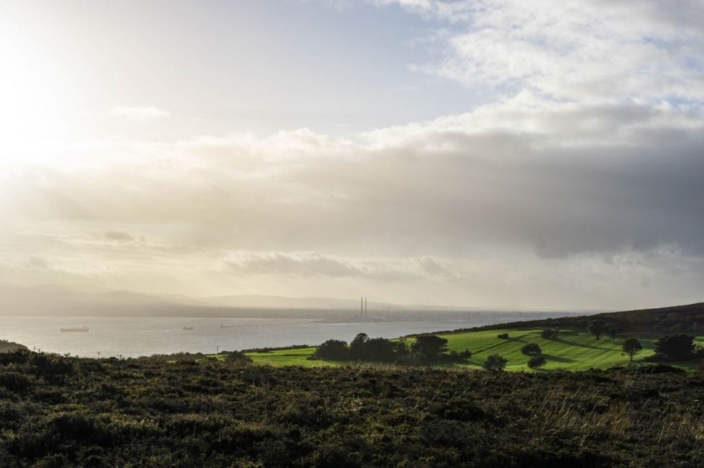 Blick von einem Hügel auf das Meer bei Howth in der Nähe von Dublin