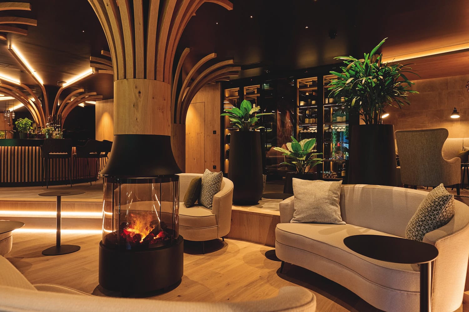 Kaminlounge im Naturhotel Fischerwirt mit viel Holz