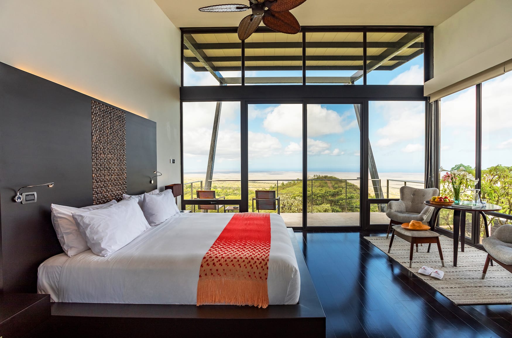 Hotelzimmer mit Blick auf die umliegende Natur