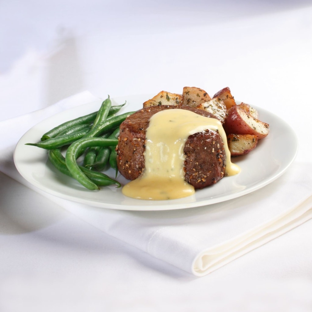 Rinderfilet mit Sauce Bernaise, Kartoffelecken und grünen Bohnen