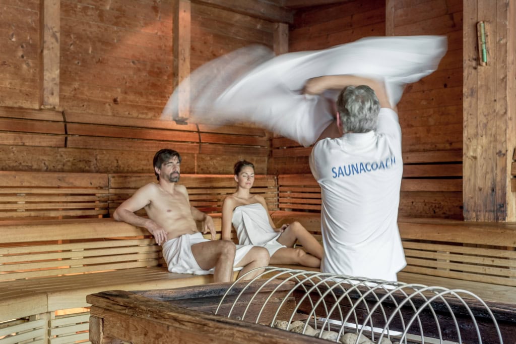 Paar in der Sauna im AUQA DOME in Österreich