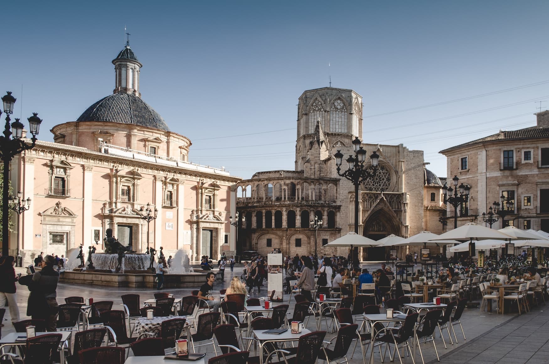 Platz mit Cafés in Valencia