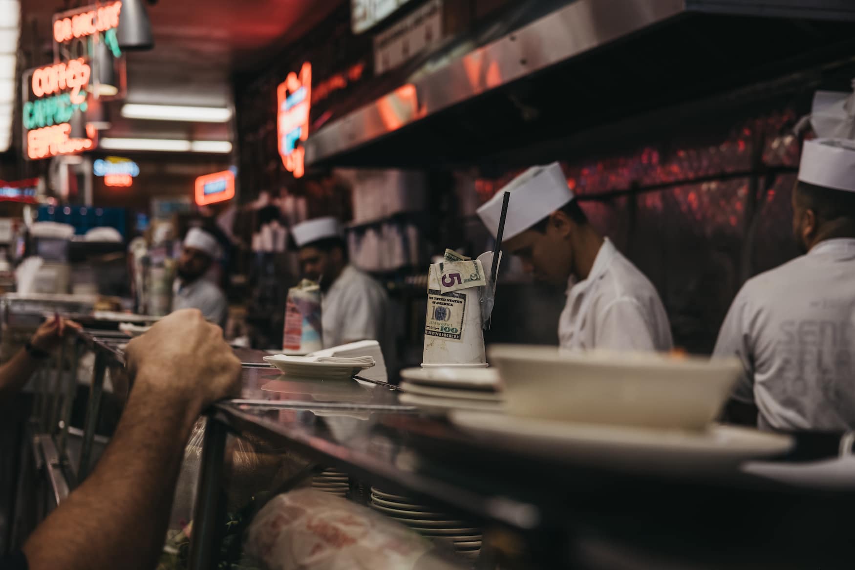 Menschen stehen an Theke im Katz's Deli in New York City und warten auf ihr Pastrami-Sandwich