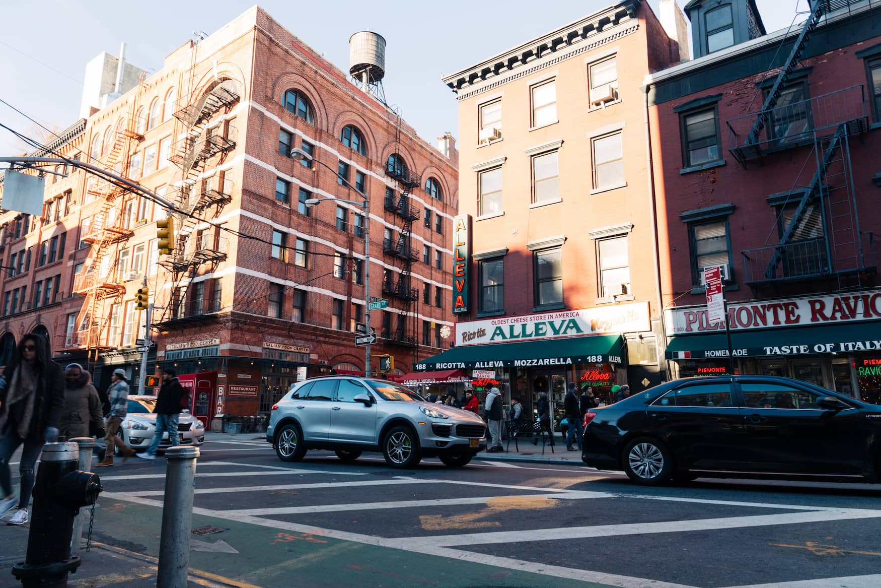 Probiert euch durch Little Italy in New York City