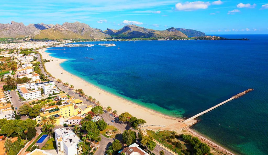 Wandern auf Mallorca: Blick auf den Platja de Port de Pollenca