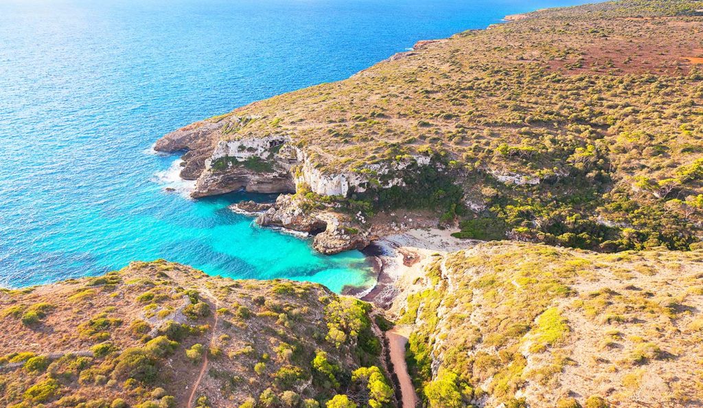 Wandern auf Mallorca: Blick auf die Cala Marmols