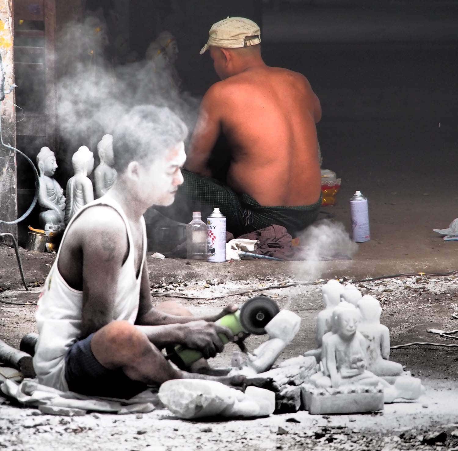 Staubig geht es in der Straße der Steinmetze zu, wo Unmengen von Marmor zu Buddhastatuen aller Größen gefertigt werden.