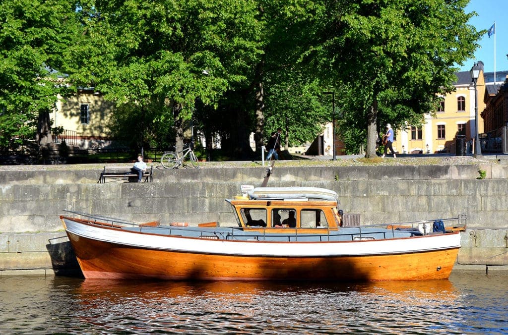 Boot auf dem Fluss Aurajoki in Turku (Finnland)