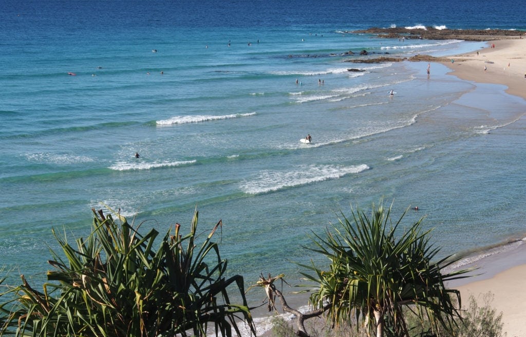 Surfer am Strand in Surfers Paradise, Australien