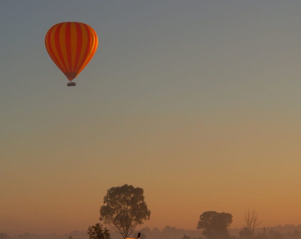 Rot-gelbfarbener Ballon über Hinterland in Queensland 