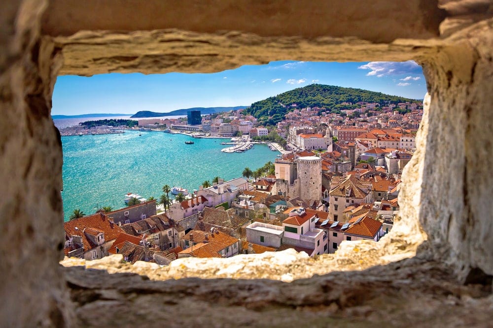 Blick auf die Stadt Split und das Meer in Dalmatien