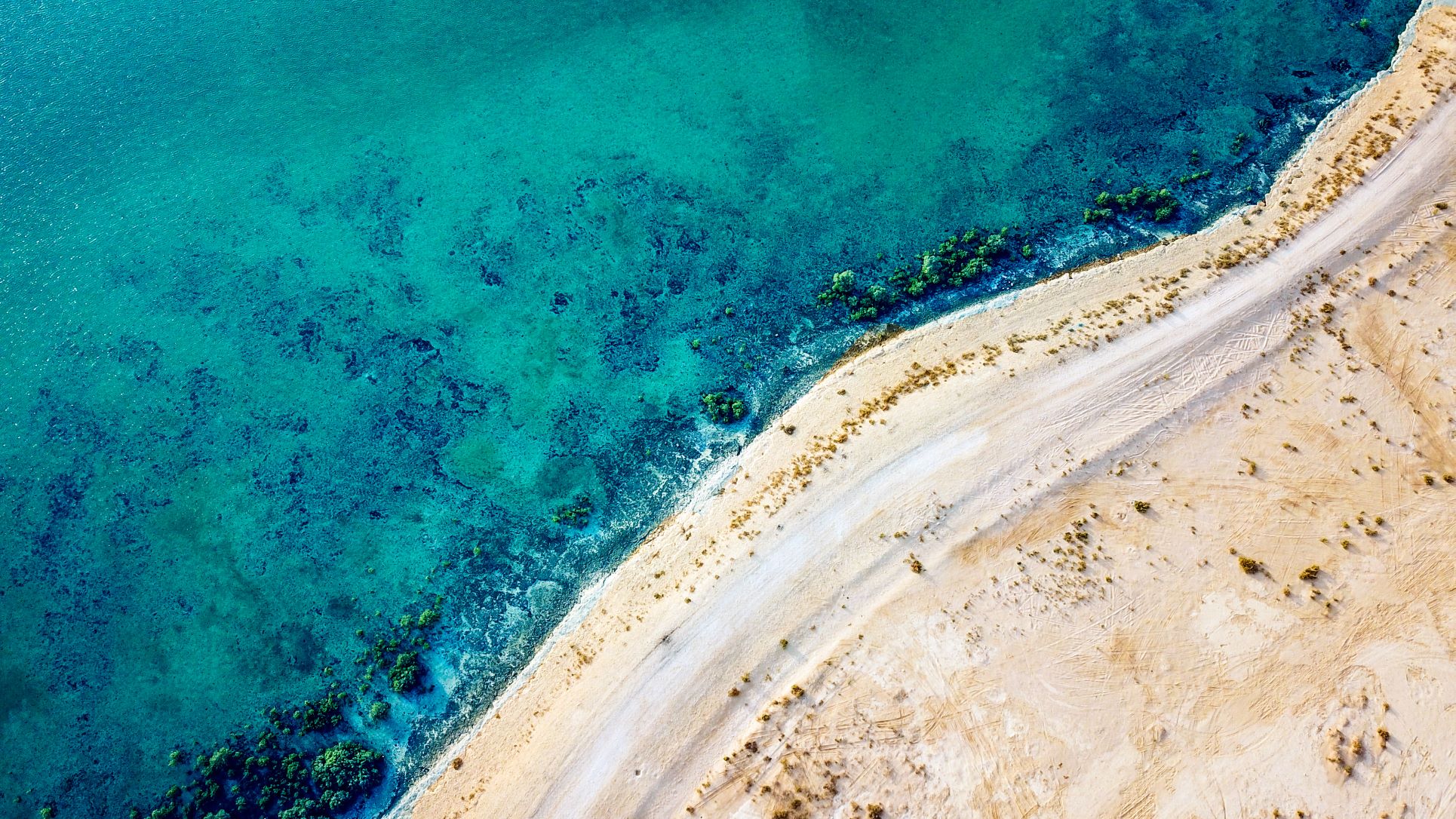 Strand in Katar aus der Vogelperspektive 