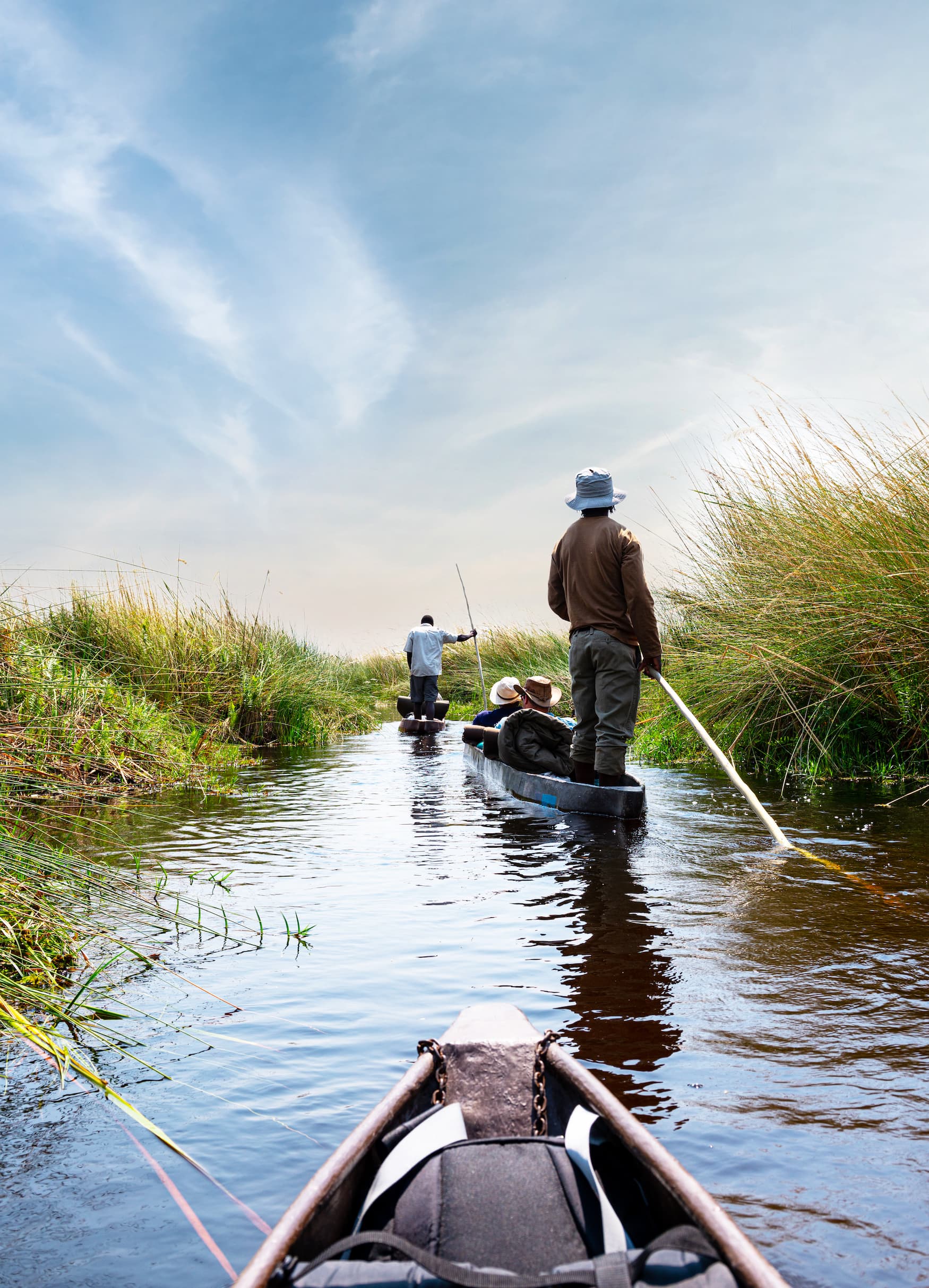 Bootsausflug in einem traditionellen Boot im Okavango-Delta in Botswana