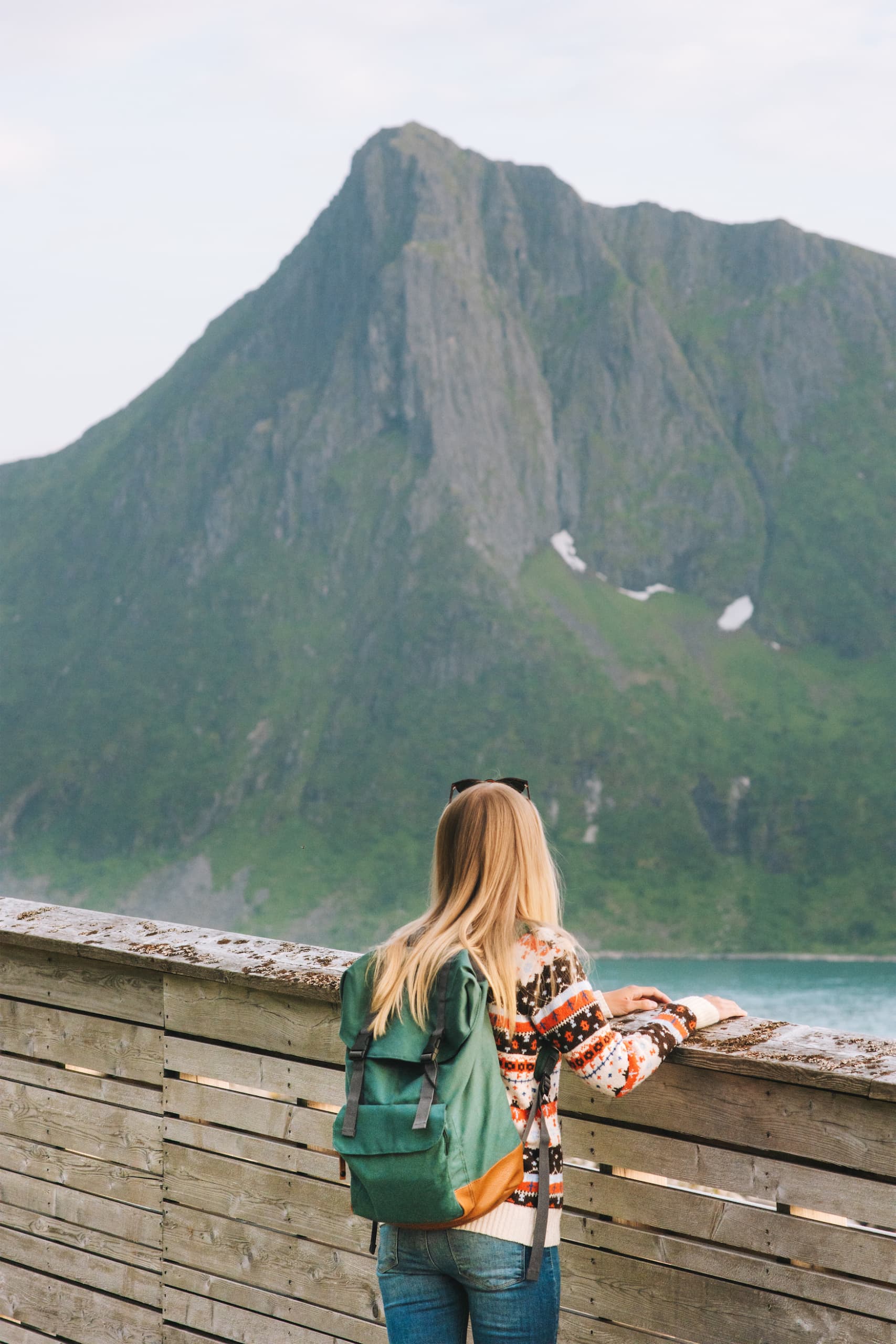 Frau blickt auf Bergsee in Norwegen