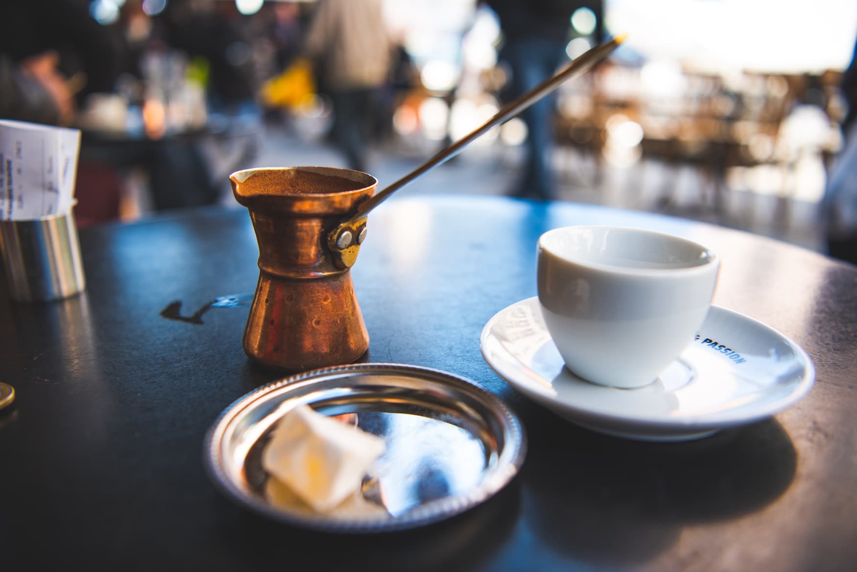 Griechischer Kaffee serviert in einem Kaffee in Chalkidiki