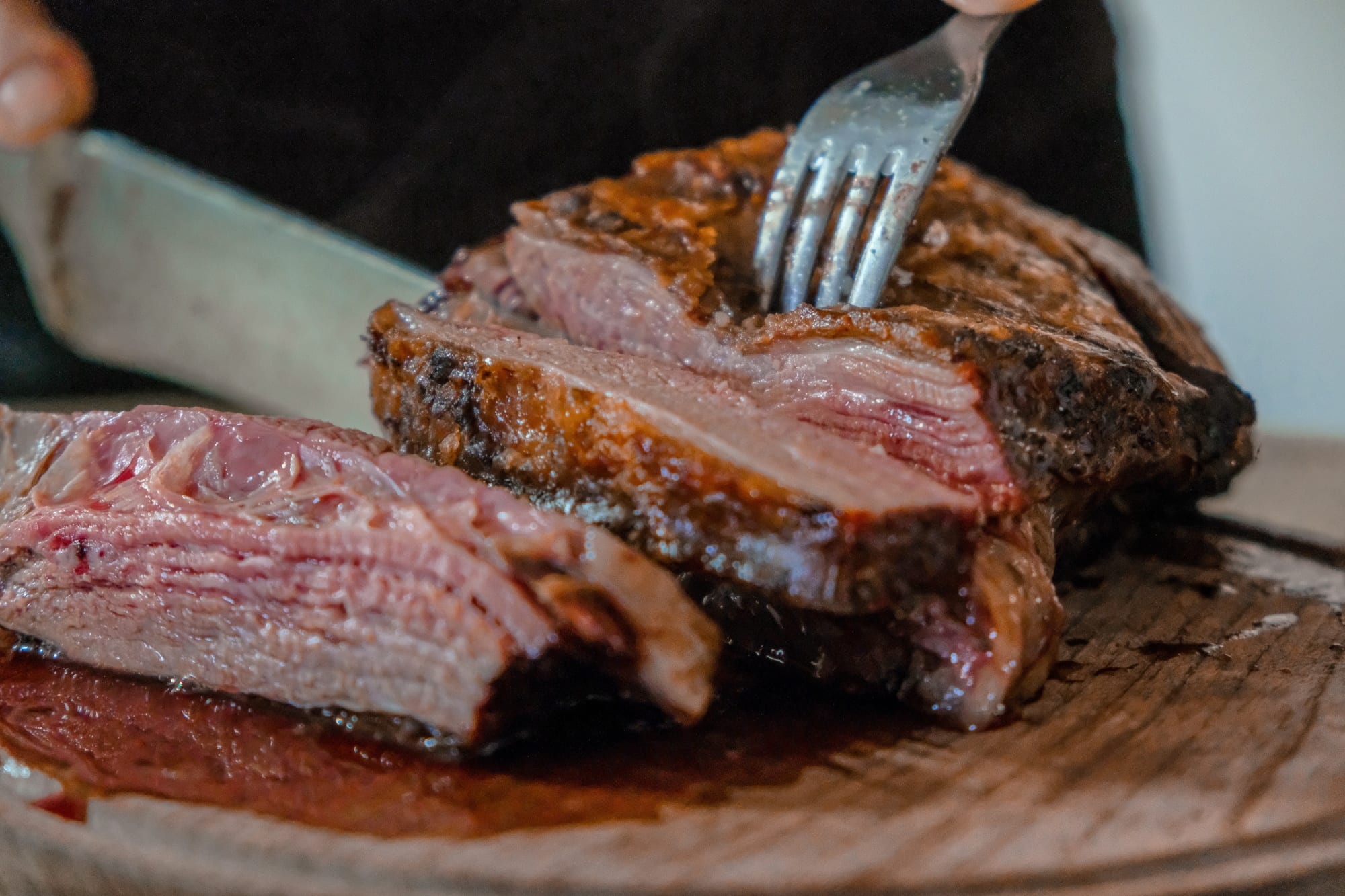 Steak wird in Stücke geschnitten