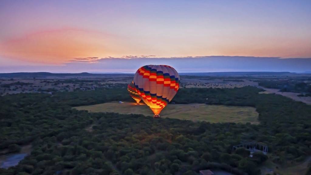 Zwei Ballons in Kenia